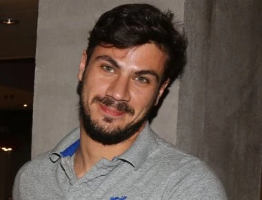 H νέα σύντροφος του Άκη Πετρετζίκη είναι το κορίτσι που έσβησε την Ολυμπιακή φλόγα το 2004 (φωτο)